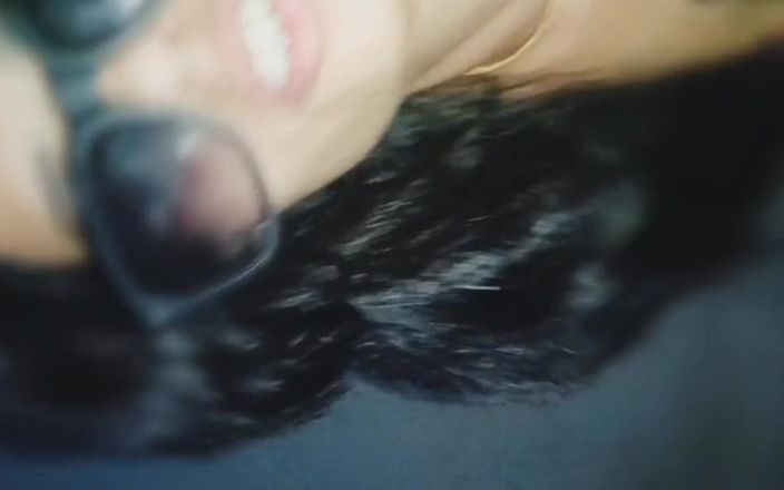 Hot Sis: Latika裸体展示完整的胸部和阴户性爱