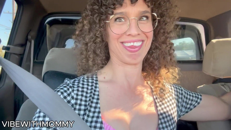 VibeWithMommy: Mengambil MILF di pantai dan kongkek mentahnya