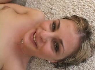 Hot Girlz: Heiße blonde kellnerin mit dickem arsch mit kurzen haaren lutscht...