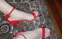 Dani Leg: सुडौल पैर, नग्न पेंटीहोज और गर्म लाल नाखून और जूते