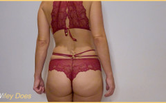 Wifey Does: Evli kadın mükemmel göğüsleriyle seksi kırmızı iç çamaşırı giyiyor