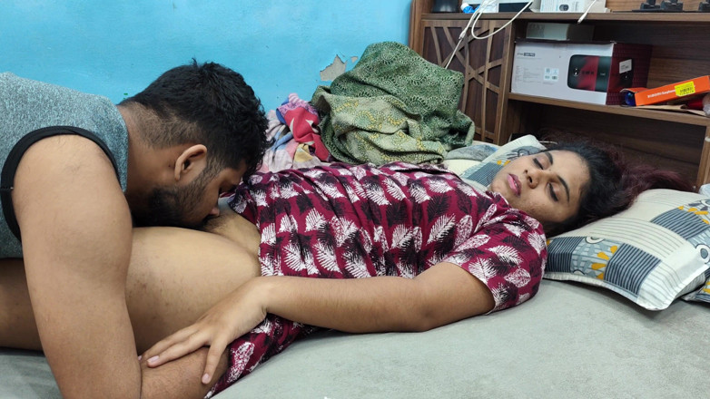 Vaigavarun Feet romance: Quente buceta lick e nighty lifting