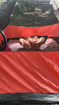 Brudny nieznajomy chodzi oglądając tego dildo poślizgu dziwki w środku