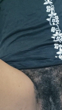 La figa stretta e la figa arrapata della sorellastra amatoriale si trasforma in una tarda notte pericolosamente seducente