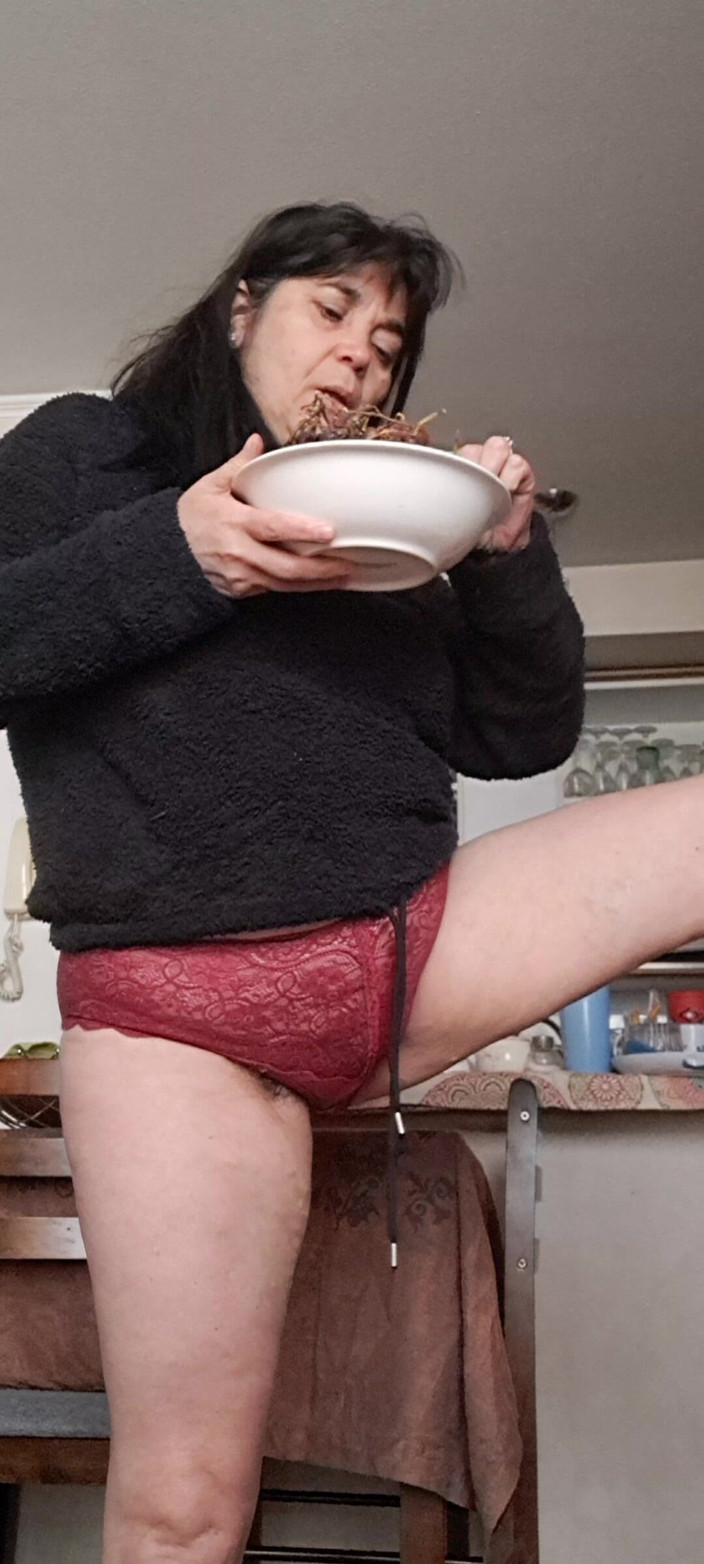 Mommy big hairy pussy: Мілфа в трусиках перед її байдужим зятем, він стає гарячим
