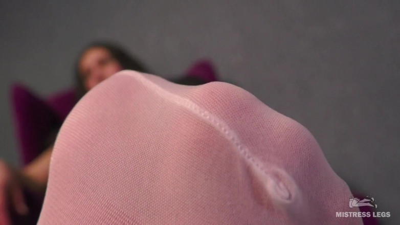 Mistress Legs: Maîtresse, les pieds dans des chaussettes en nylon blanches