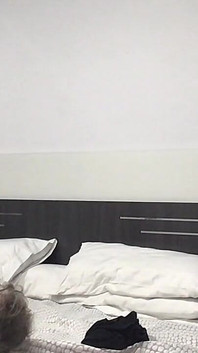 Paar fantasiert Von einem dreier, der mit dem dildo spielt