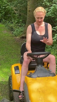 Çim biçme makinesine fışkırtıyor, bu azgın orta yaşlı seksi kadını görmelisin
