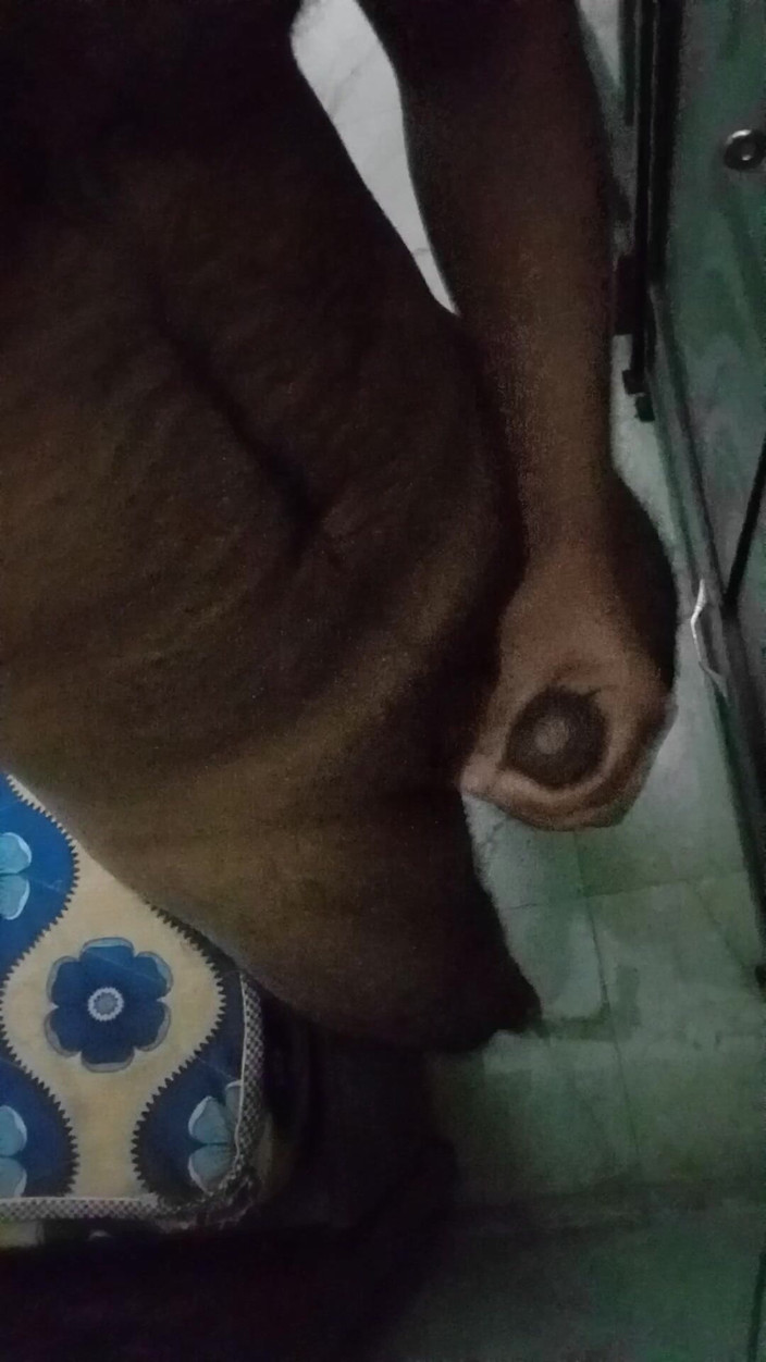 Raaz26d: Desi ragazzo muscoloso oliato il cazzo e si masturba davanti...