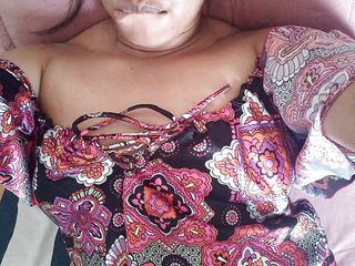 PATY PATY: Вона залишається вдома, щоб дочекатися свого вітчима, однак, вона відчуває, як трах, і в кінцевому підсумку уникає себе.