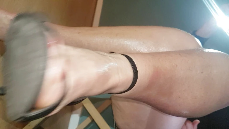 MisS Angel: Posing my legs in beautifullankle straps and short tiny panter...
