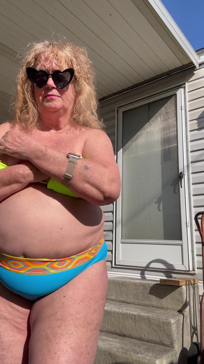 Big Ass 4 U: Outdoor-strip