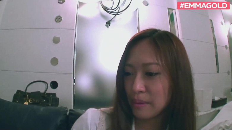Emma Gold: Je baise ma copine japonaise dans la salle de bain