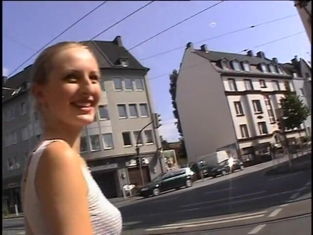 Crispy Teens: Süßes teen liebt schwanz mehr, als sie sollte