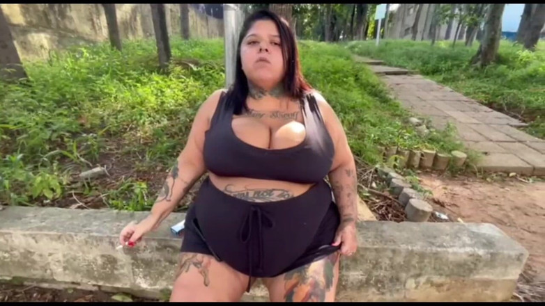 Mary Jhuana: Богиня BBW курит сигарету на публике