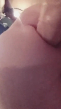 Awek punggung Tiffany Ciskiss mengongkek pantat femboy pada dildo panjang