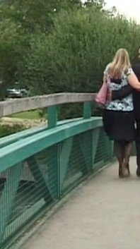 Dojrzała blondynka milf zostaje rozciągnięta w dzikiej pralni walenie