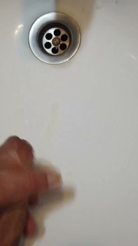 Schneller Blowjob im Badezimmer meines Elternhauses, wir wären fast erwischt worden