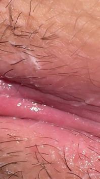 Fille Assise Devant La Caméra - Ma Plus Humide Avec Des Pertes Pendant L’ovulation