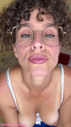 VibeWithMommy: 晚餐时和你的继母偷偷溜走