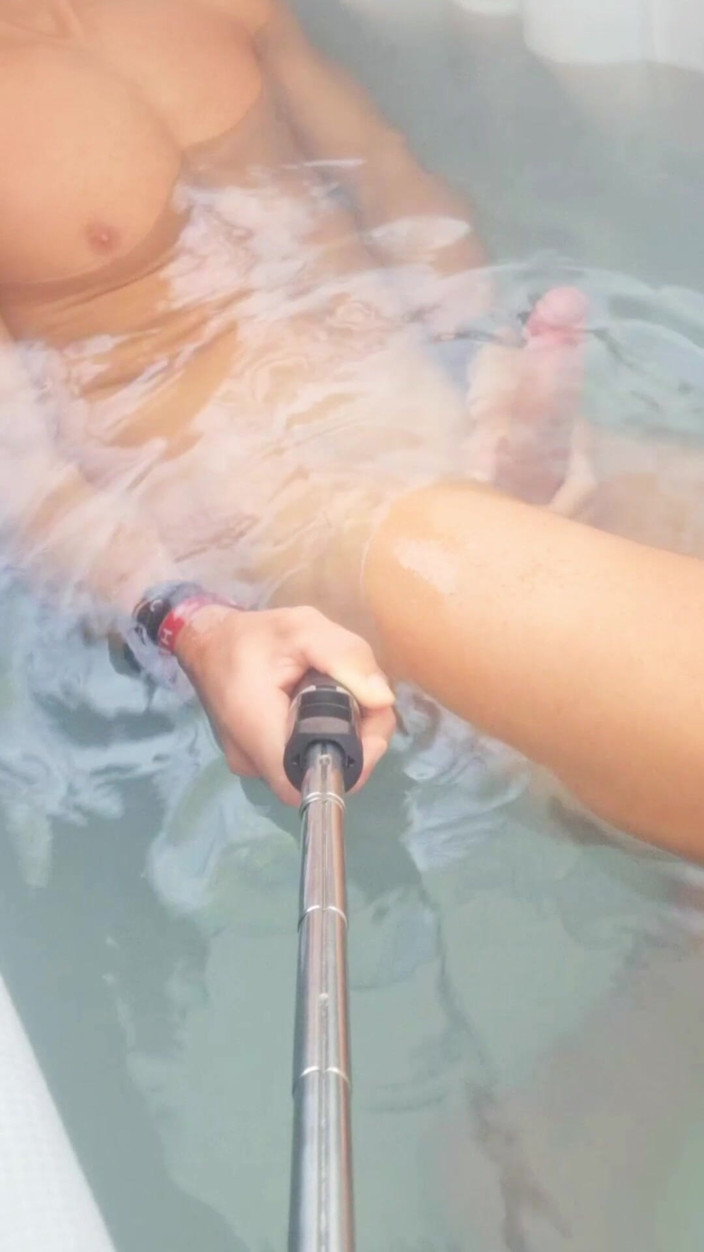 Hotsportfitboy: 핫한 남자 Jacuzzi 자위 모음집 - 여러 위치에서 자지에 침을 뱉기