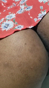 Partageons et baisons avec moi, femme sexy excitée dans un trio amateur réel maison