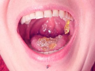 Arya Grander: Asmr: Äta Jelly Teddybears Candies. Tuggar. Mun närbild.