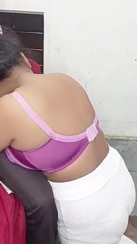 Abang tiriku berbagi kamar sama aku dan ngentot memek perawanku yang masih perawan di luar ruangan