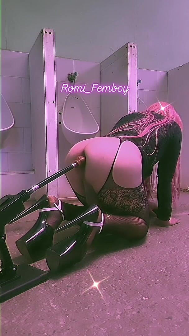 Romi femboy: Mladá sexy fem se penetruje sexuálním strojem