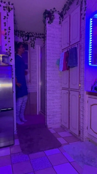 Schneeprinzessin spielt die feiertage