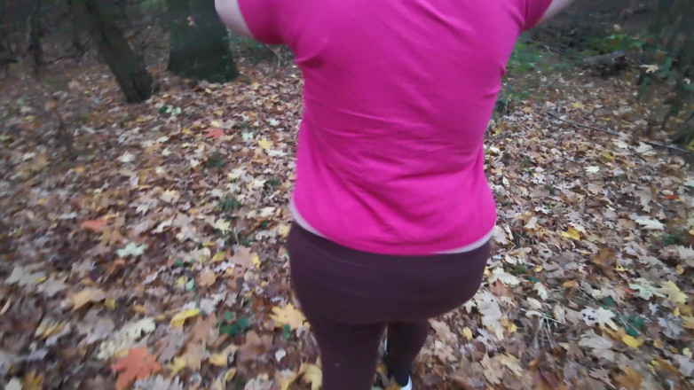 Bouncy Tits Action: gondal-gandul di hutan
