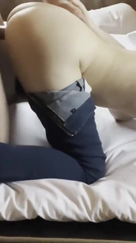 Ea a pierdut controlul într-o călărire sălbatică cowgirl înainte de a da în cele din urmă în plăcerea unui bărbat mai în vârstă