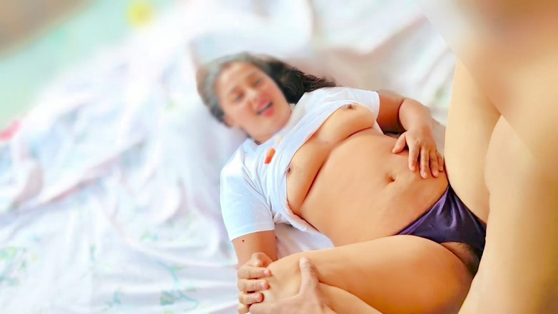 Fuckkkker: 我的印度继妹同意在她挠我的时候和我做爱，年轻继妹热辣做爱