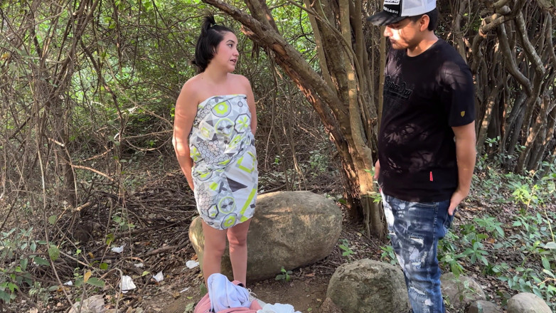 ManuelaAlvarez: Une fille sexy perdue dans la forêt finit par se...