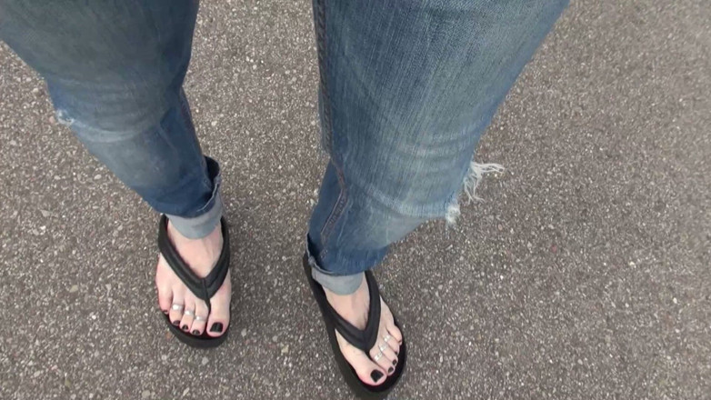 Heelex: Travestito con piedi sexy esibisce il cazzo