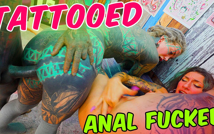 Anuskatzz: タトゥーのスリーサムが暴走し、濃厚にインクを施したアーティストが友人の尻を殴り、新しいタトゥーに射精