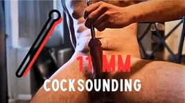 Cowok berotot ini lagi asik ngentot kontol besar cowok berotot