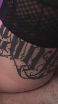 Heißes goth trans-mädchen wird von einem massiven dildo an der fickmaschine gedehnt