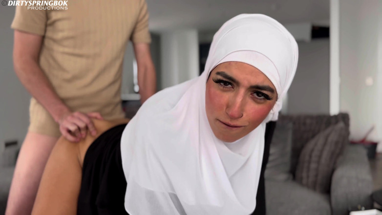 Aaliyah Yasin: Мусульманская горничная застукала своего босса за дрочкой