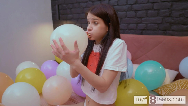 My 18 Teens: My18teens - Chuda i drobna brunetka wysadza balony i rucha się...