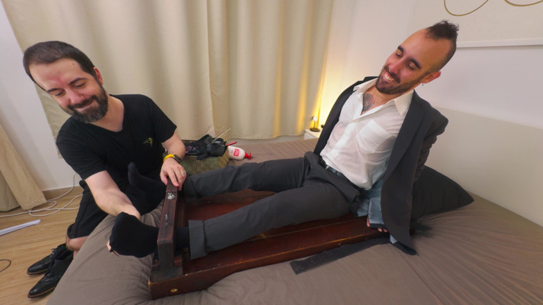 PSM Tickling Network: Yuppie punita a letto