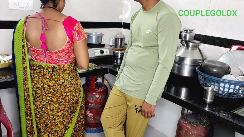 Sexy Komal: She Came to Tell Her Mother-in-law About Kitchen Problems