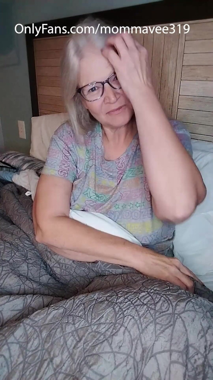 Momma Vee: Milf caliente se masturba después de romper con su novio