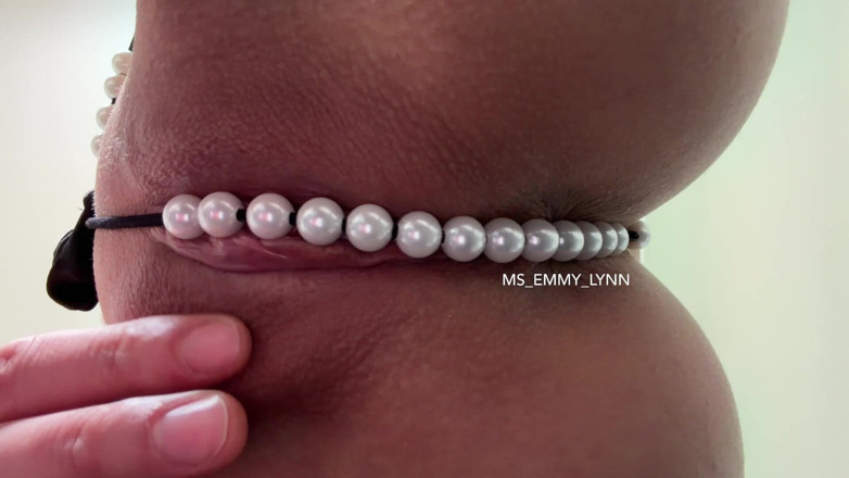 Ms_Emmy_Lynn: Pearl Thong dalam pepek bercukur rakaman dekat