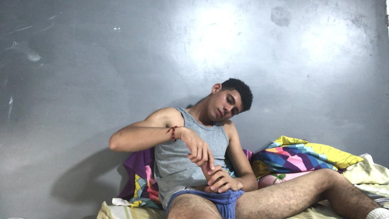 krisbadboy: Tipul se masturbează în timp ce studiază