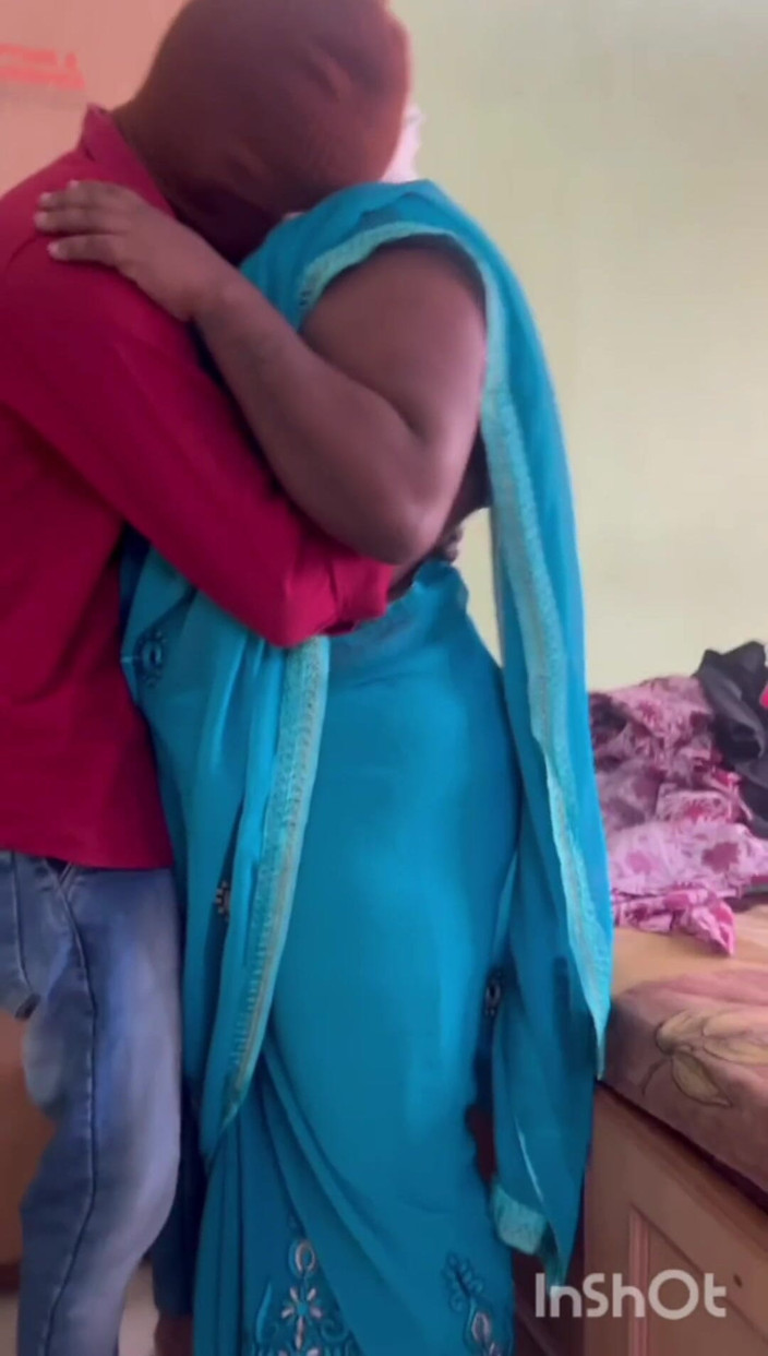 Benita sweety: sauteli bahan hot stan choos rahi hai sautele bhaee ke...