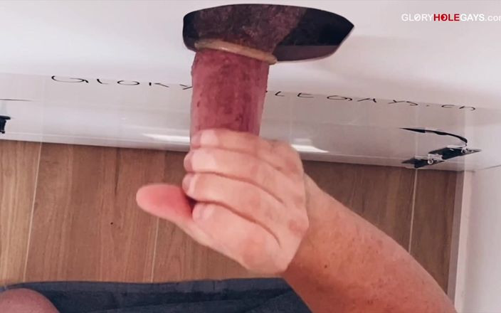 GLORYHOLEGAYS: Gloryhole Daddy crot di tangannya - si pengisap jilat semuanya sampai...