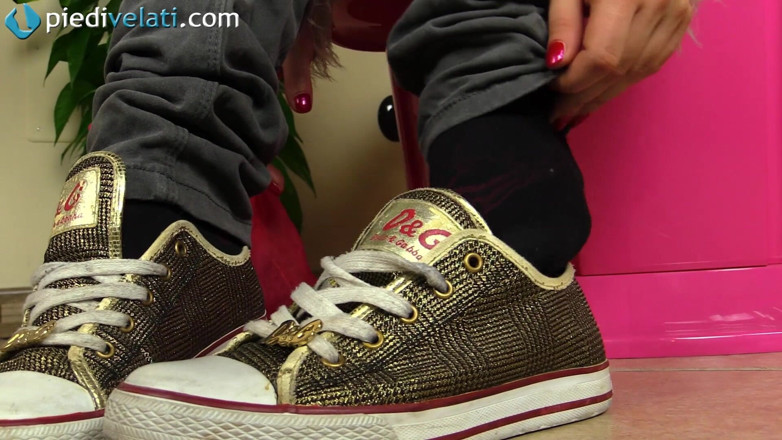 Foot Fetish HD: Sexy brunette teen teases everyone with her lovely feet