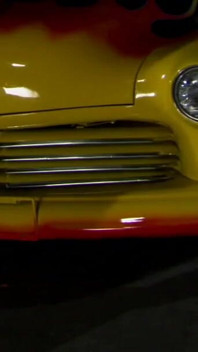Atemberaubende schönheit wird auf dem auto gefickt