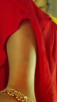 Chica con sujetador caliente, sexy prensa de tetas